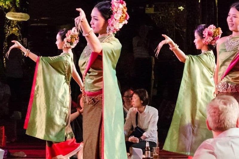 Dîner-expérience Khantoke et spectacle de danse culturelle avec transferts