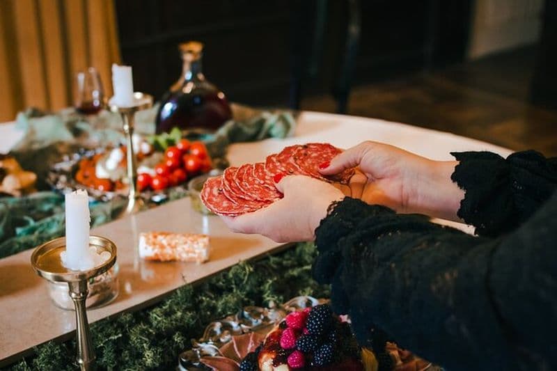 Assemblez une planche de fromages portugais, saucisses et antipasti