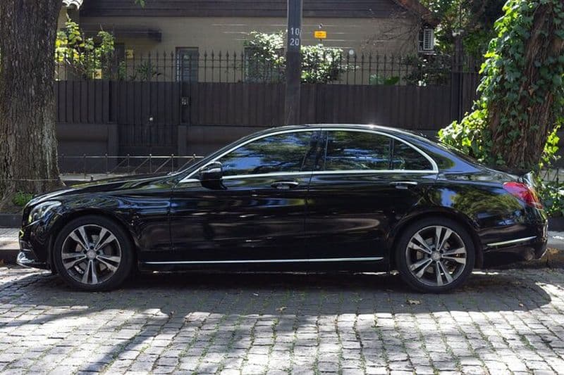 Transport aéroportuaire en berline Mercedes Benz ou en SUV Jeep