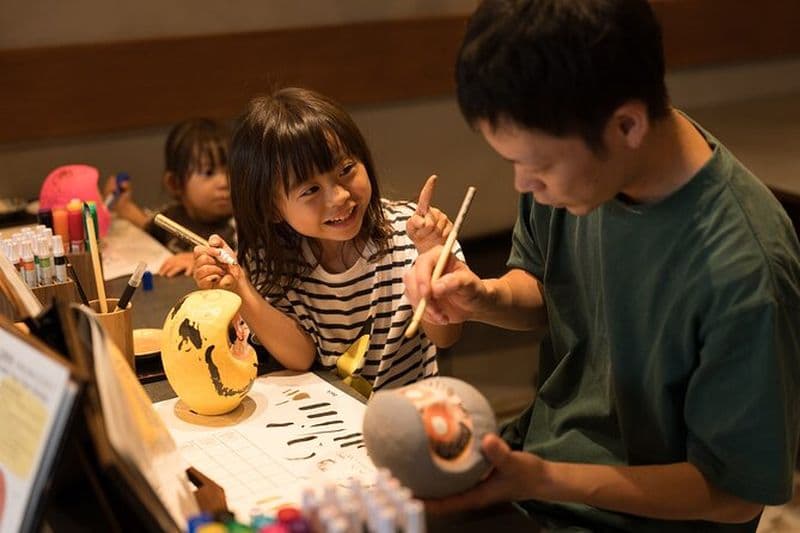 Atelier de peinture de poupée Daruma au Japon