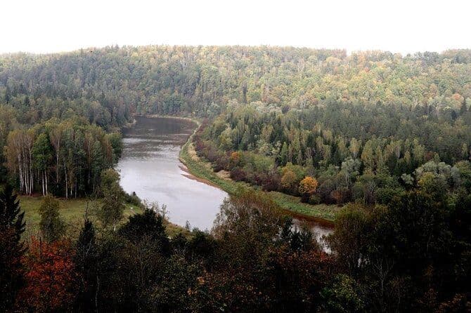 Randonnée dans le parc national de Gauja - De haut en bas de la Suisse de Lettonie