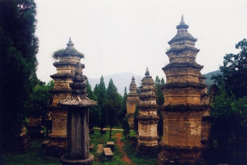 Visite privée de 2 jours du monastère de Shaolin et du mont. Randonnée de la chanson au départ de Xi'an en train à grande vitesse