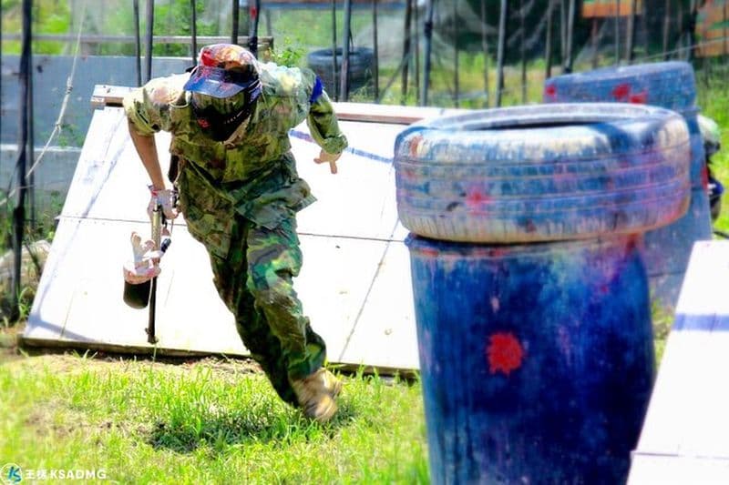 L'esprit de combat éclate lors des batailles de paintball, tuant jour et nuit