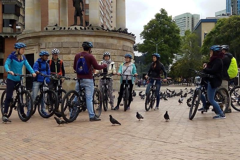 Visite à vélo des sites historiques et du marché aux fruits de Bogota