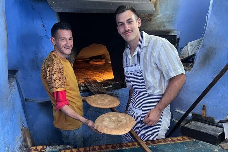 Cuire du pain marocain avec une famille locale et une expérience de four en argile