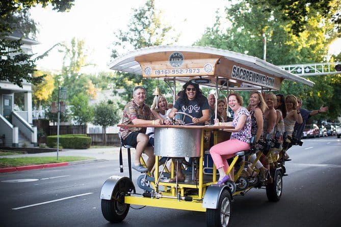 Pédalez, buvez et sautez au bar à travers Sacramento sur un vélo à bière de 15 places