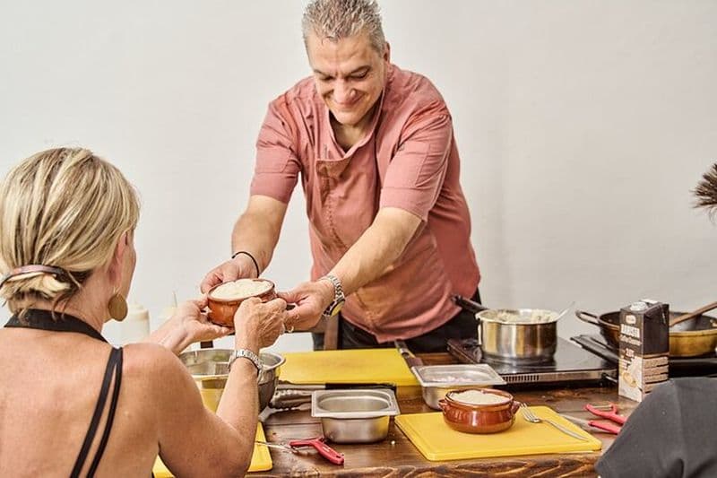 Cours de cuisine grecque à Santorin avec recettes et vin