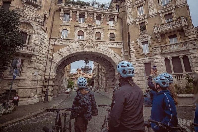 Billet Rome Excursion à vélo électrique en petit groupe : Villa Borghese, Villa Ada & Coppedè