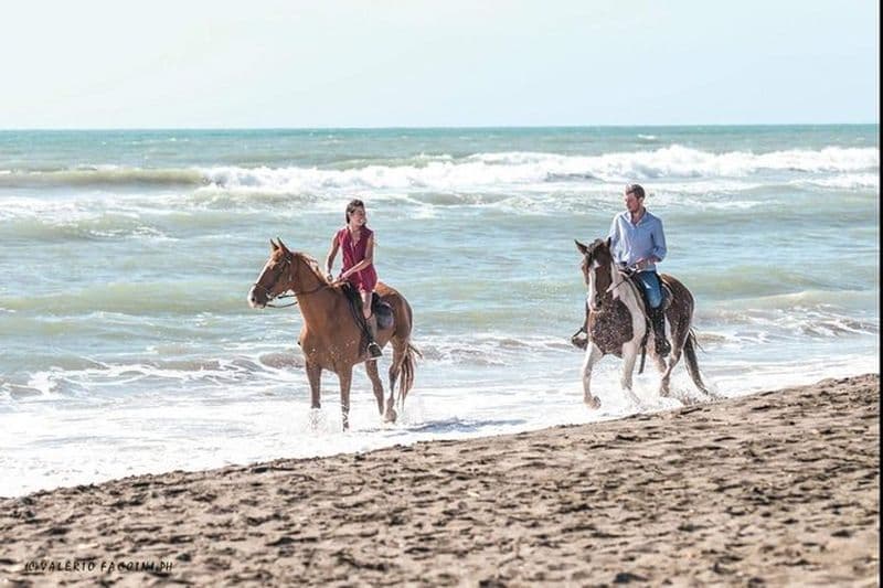 Rome: Balade à cheval sur la plage avec apéritif