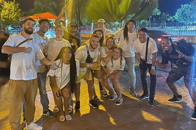 Pub Crawl Seuls les habitants s'amusent dans la ville fortifiée