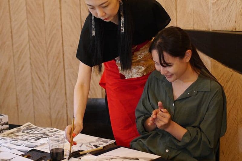 Atelier de peinture à l'encre Sumi-e Suiboku-Ga dans un salon de thé japonais