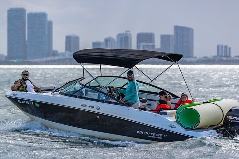 Fun Boat Rental avec capitaine à Miami Beach - jusqu'à 6 personnes
