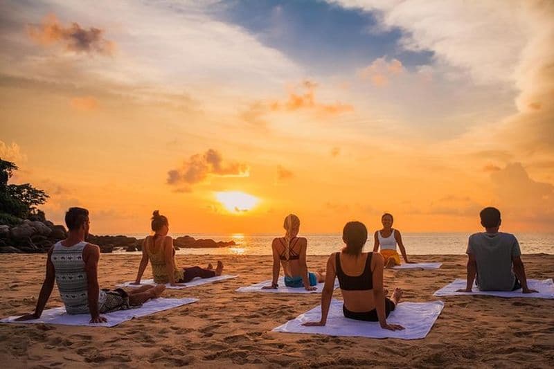 Cours de yoga sur la plage à Phuket