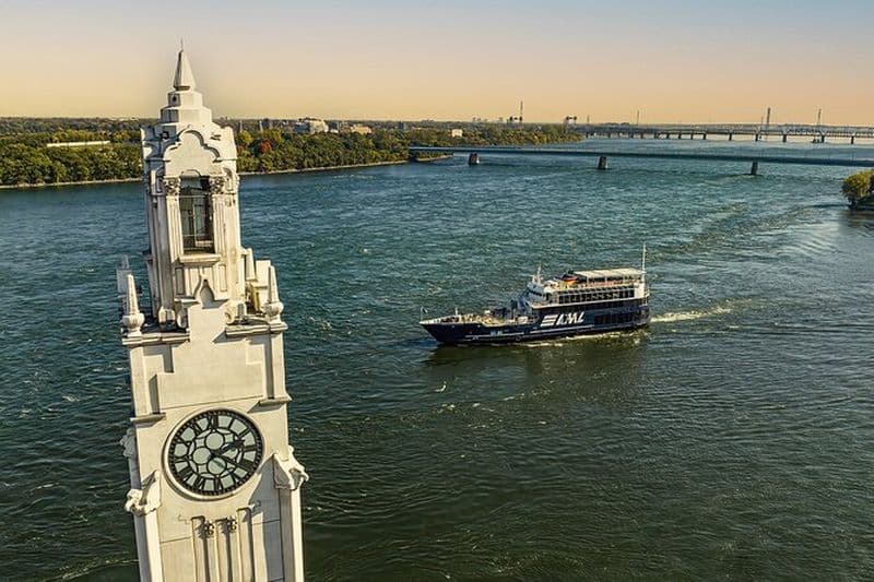 Montreal : Evening cruise with DJ