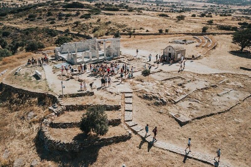 Visite en bus des points forts de Naxos avec temps libre pour déjeuner à Apeiranthos