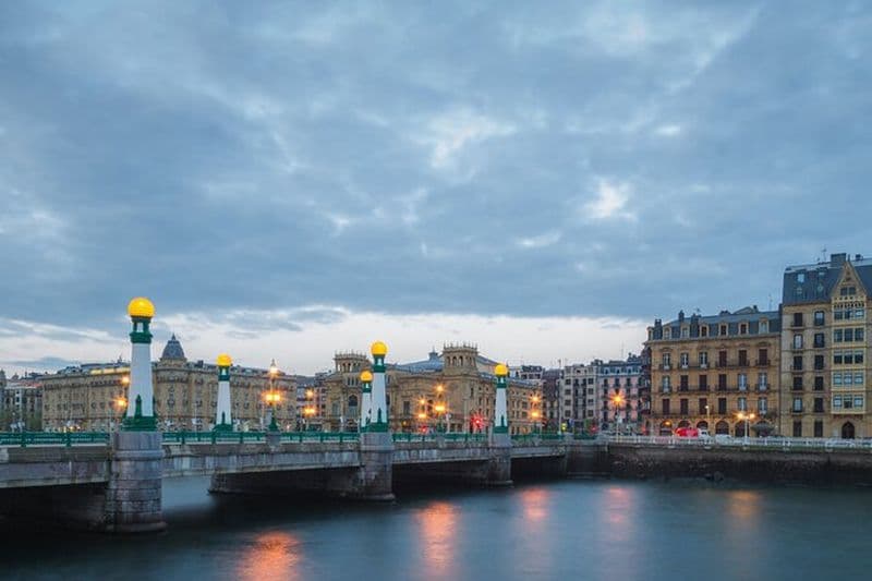 Chasse au trésor et visites autoguidées des points forts de Saint-Sébastien