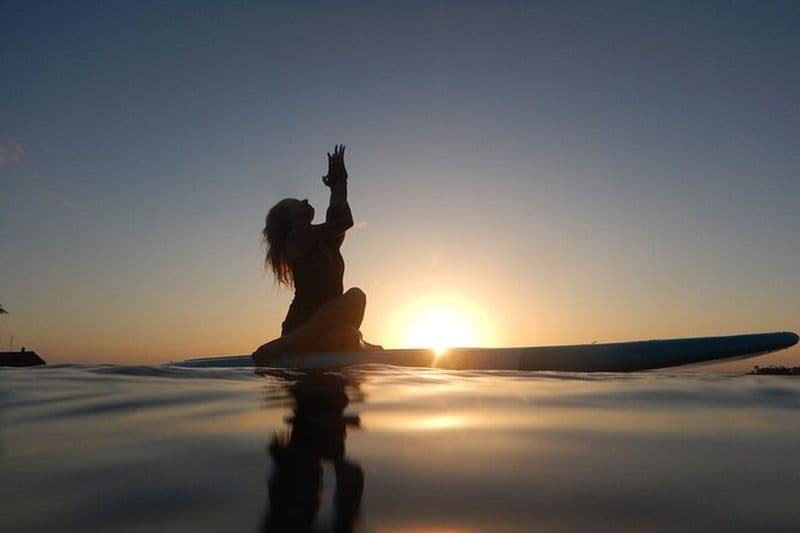 Yoga flottant au coucher du soleil