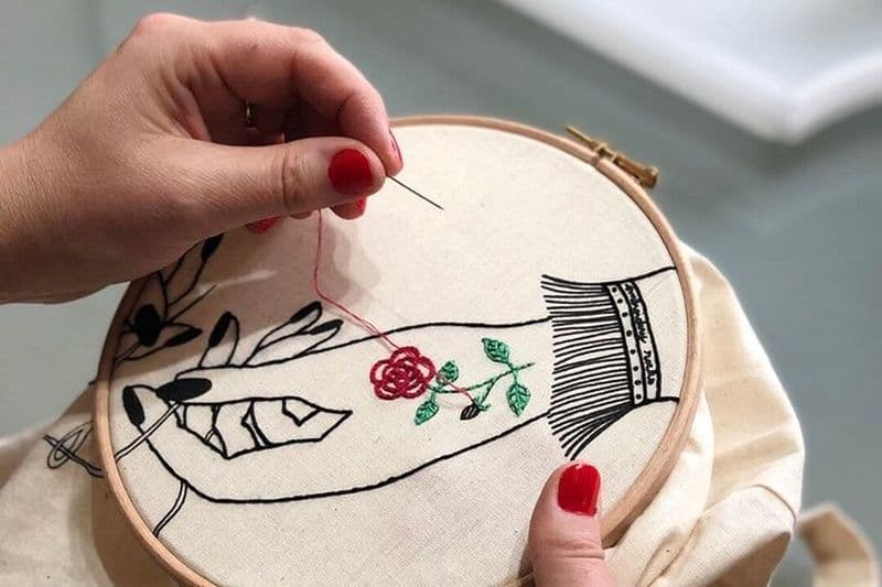 Cours de broderie à l'atelier Khmisa