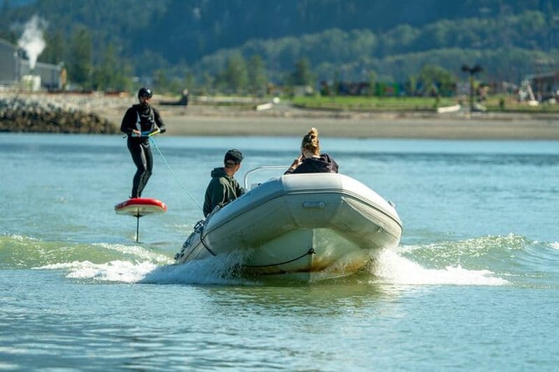 Aventure de wakeboard et de foiling à Howe Sound