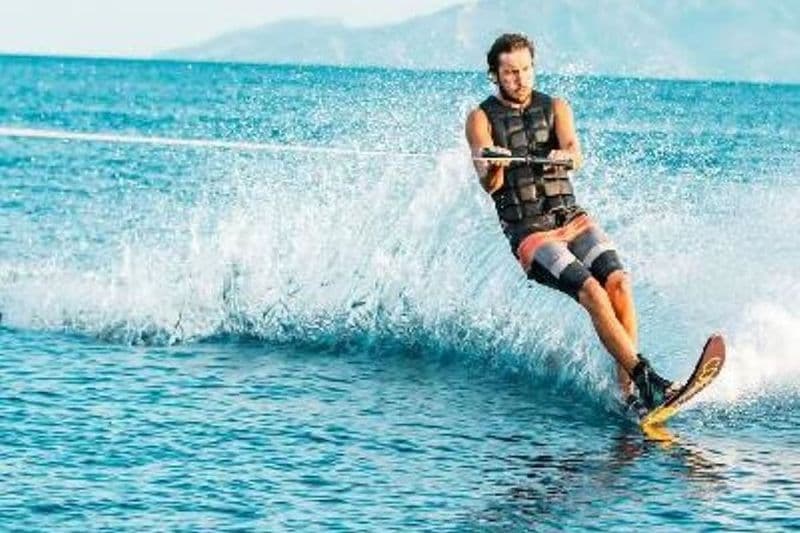 Ski nautique sur la mer Rouge étincelante avec transfert - Hurghada