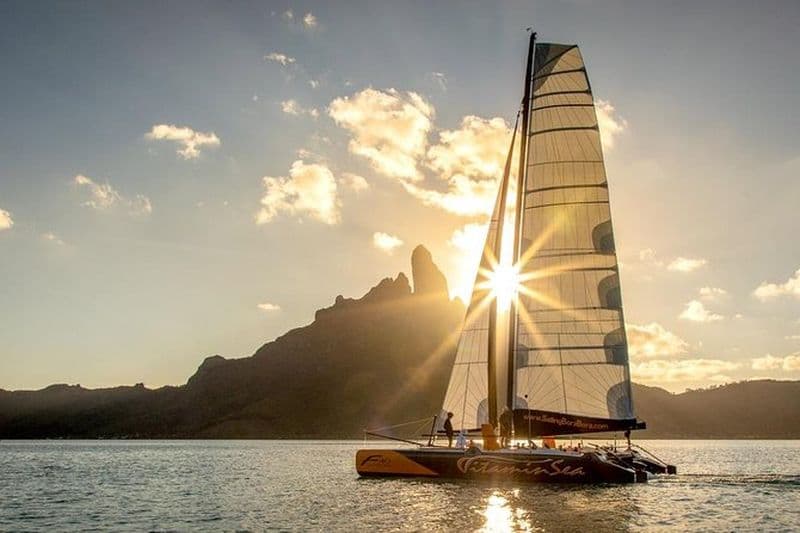 Catamaran de luxe Bora Bora : L'évasion au coucher du soleil