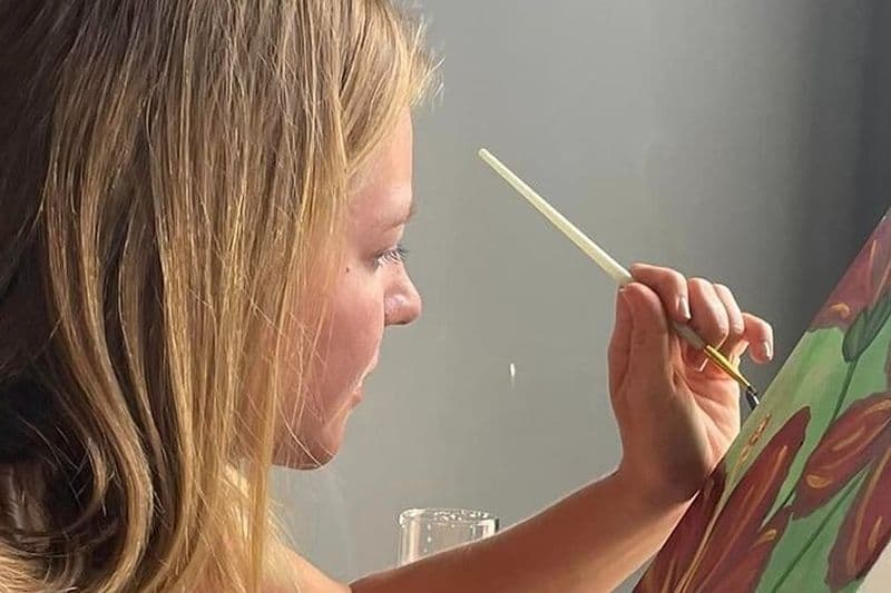 Fête de peinture de style hawaïen à la distillerie KOʻolau, peinture et gorgée