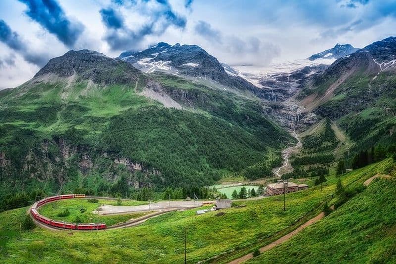 Excursion privée Bernina Express & St. Moritz avec pick-up de luxe en van