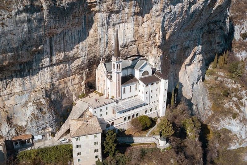 Billet Entre ciel et terre : Sanctuaire de la Madonna della Corona