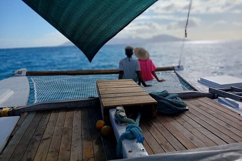 Excursion privée au coucher du soleil sur la lagune à voile de Tahiti