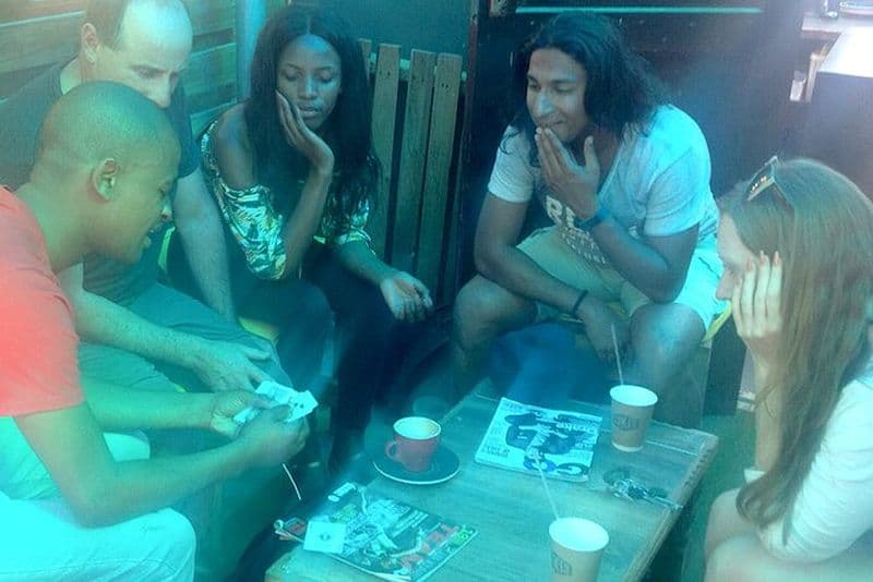 Backstage avec un magicien en herbe - spectacle de magie intime et interaction