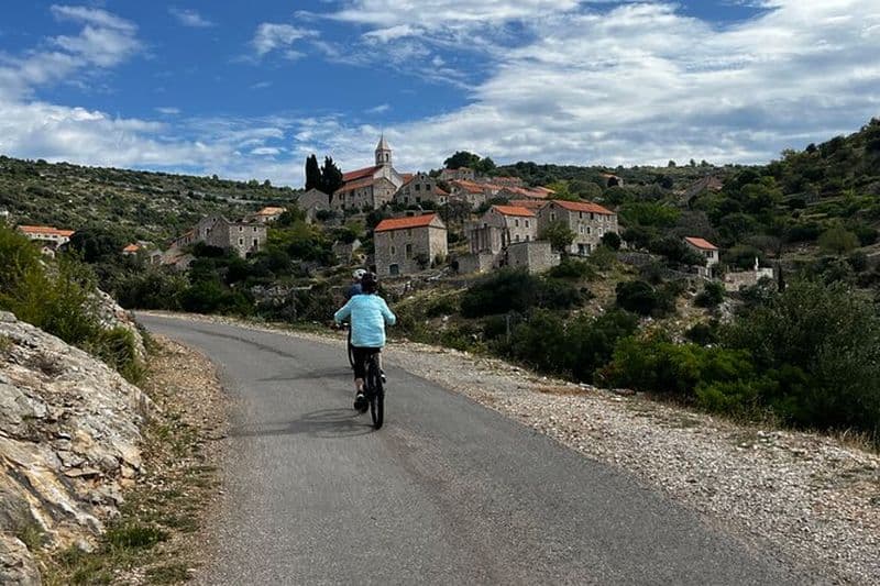 Excursion privée à vélo électrique sur l'île de Hvar (autoguidée)