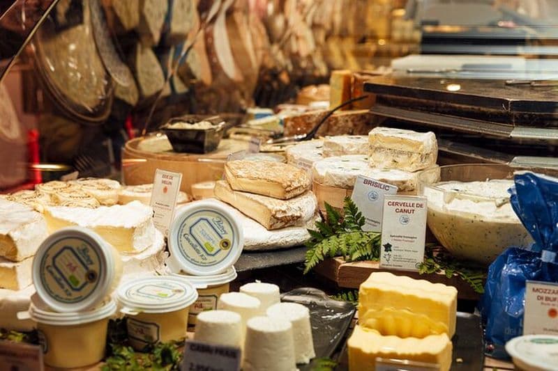 Visite privée des fromages à Halles Paul Bocuse Marché couvert