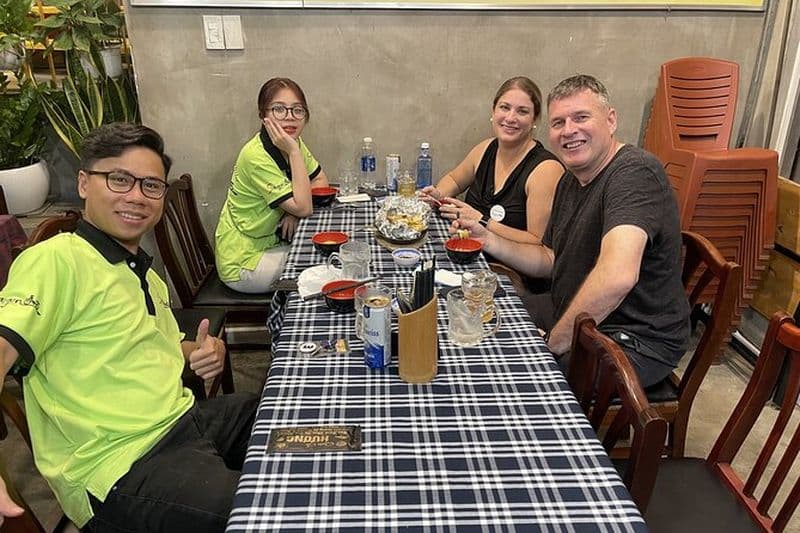 Visite nocturne de la cuisine de rue et de la bière artisanale de Saigon en scooter Vespa