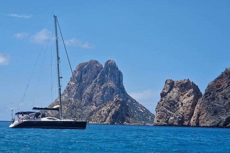 Journée de voile privée à Ibiza et Formentera : soleil, mer et aventure