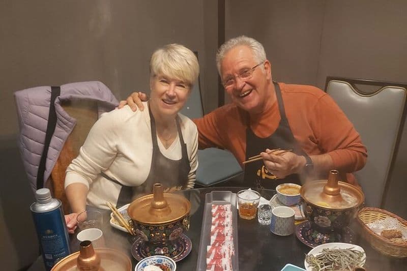 Dégustez un dîner mongol Hot-Pot avec de la bière à volonté dans le vieux Hutong.