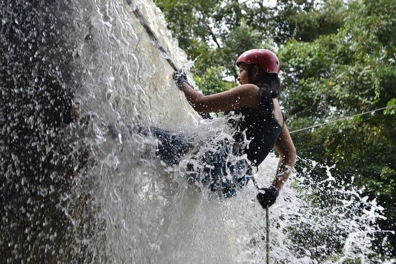 À la poursuite des cascades lors de l'expérience de canyoning de Pokhara