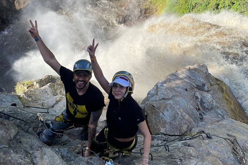 Cascade majestueuse et tyrolienne avec des vues imprenables