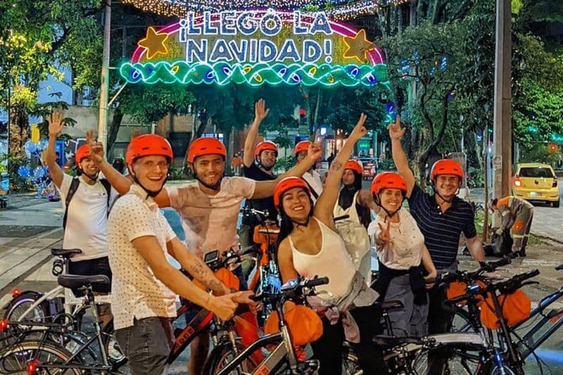 Excursion à vélo électrique avec collation et don des lumières de Noël de Medellín