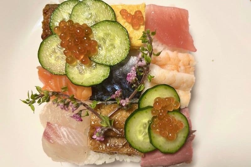 Shopping au marché de Kuromon et fabrication de sushis de boîte à bijoux avec matcha