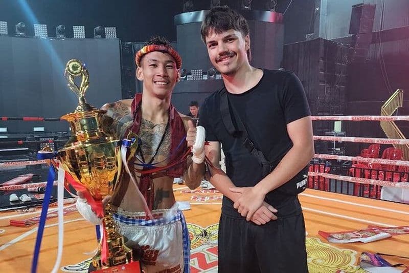 Regardez Kun Khmer Kickboxing avec Mr.Sop, y compris les bières gratuites