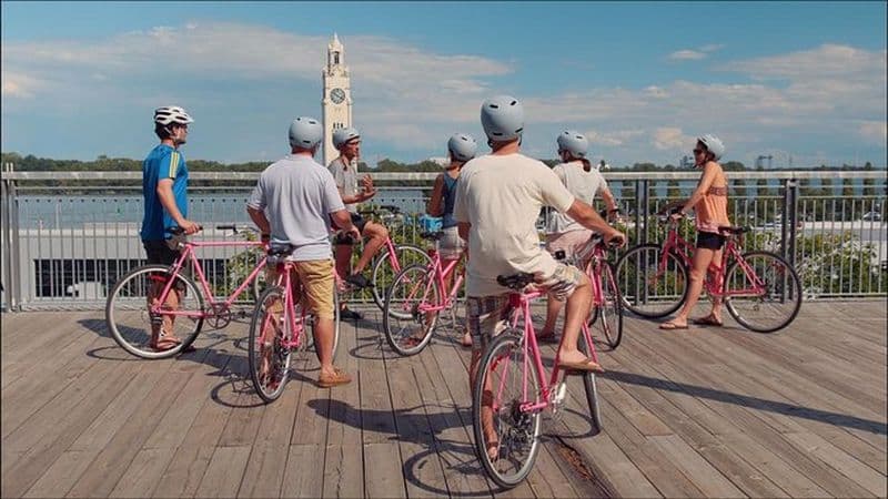 Visite non touristique en vélo rose par Spade & Palacio