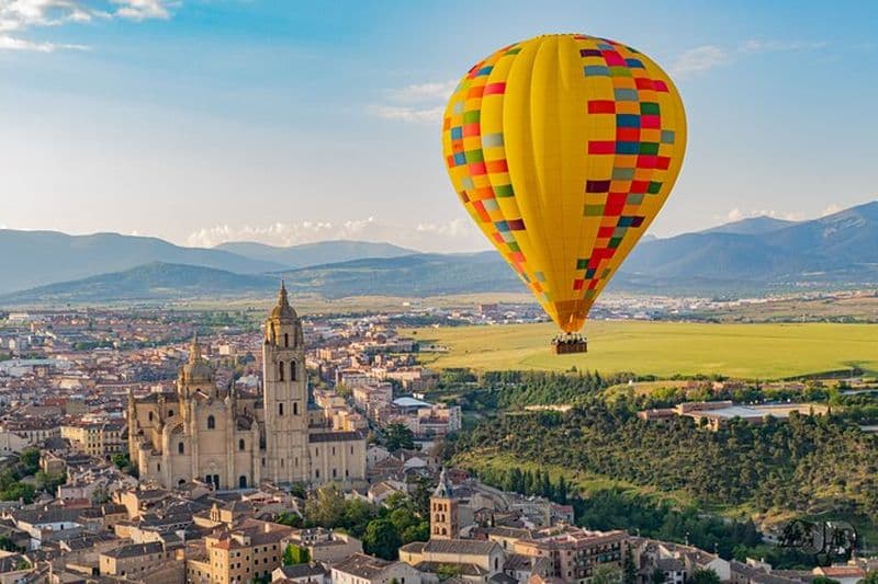 Balade en montgolfière au-dessus de Ségovie avec transport optionnel depuis Madrid