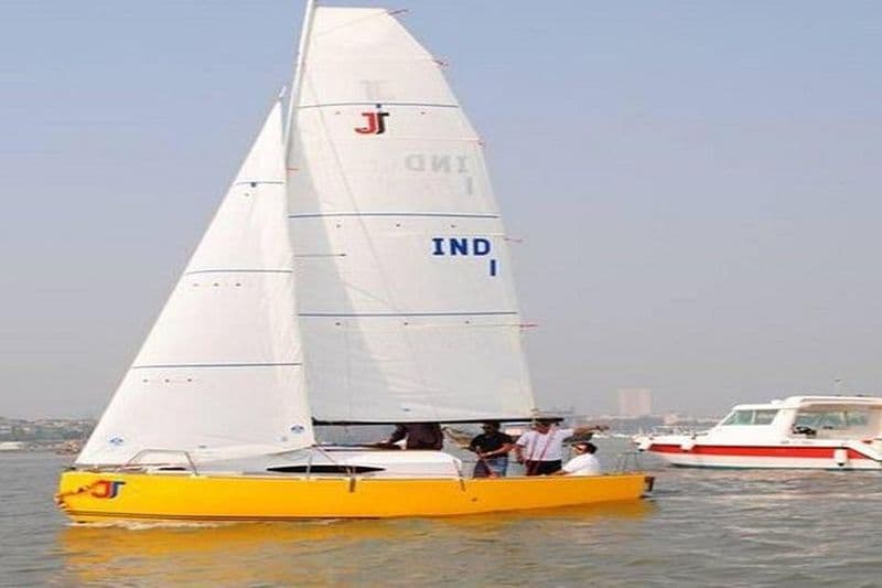 Voile privée dans le port de Mumbai pendant les week-ends