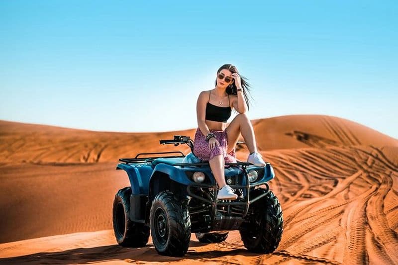 Safari dans le désert rouge de Dubaï avec dîner barbecue, randonnée en quad et chameau