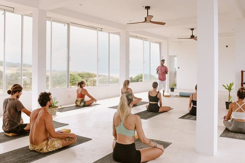 Cours de yoga avec vue sur la mer dans la baie d'Arugam