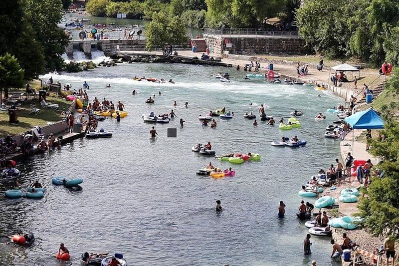 River Tubing sur la rivière Comal avec 3 chutes et navette