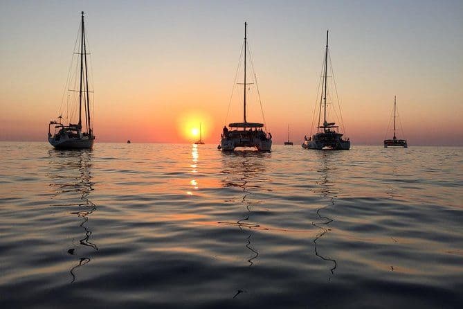 Excursion partagée au coucher du soleil au coucher du soleil à Santorin via les sources chaudes et la plage blanche