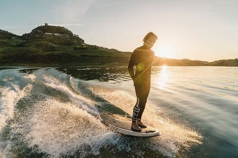 Glissez sur l'eau avec une planche de jet-surf électrique Radinn Expérience