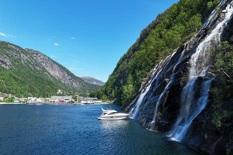 Croisière privée - Croisière fjord et cascades jusqu'à Modal- Mostraumen