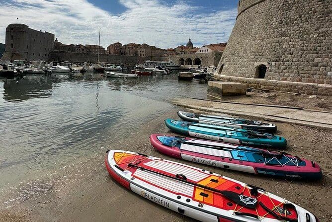 Billet Paddle Board dans le coucher du soleil de Lokrum Island